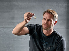 Handwerker mit DITECH Enthaertungsanlage und Wassertest