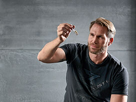 Handwerker mit DITECH Enthaertungsanlage und Wassertest