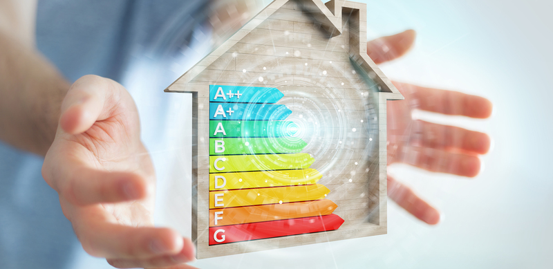 DITECH Kategoriebild unter dem Bereich Energieverbrauch-Kennzeichnung: Haus, auf dem ein europäisches Energielabel abgebildet ist, das von zwei Händen umschlossen wird.
