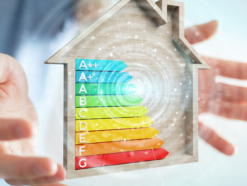DITECH Kategoriebild unter dem Bereich Energieverbrauch-Kennzeichnung: Haus, auf dem ein europäisches Energielabel abgebildet ist, das von zwei Händen umschlossen wird.